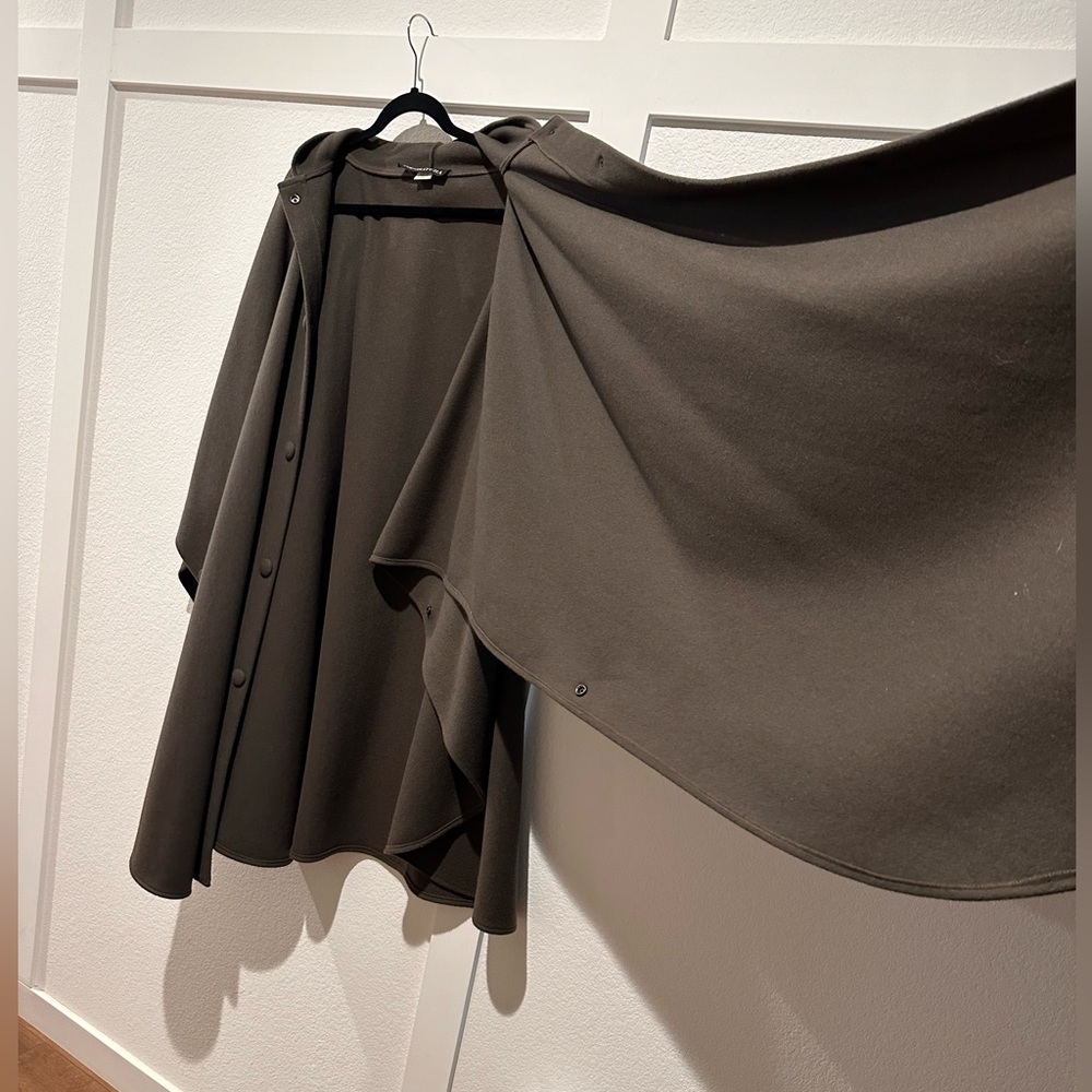 100% Wool Coloratura Cape - Picture 3 of 12